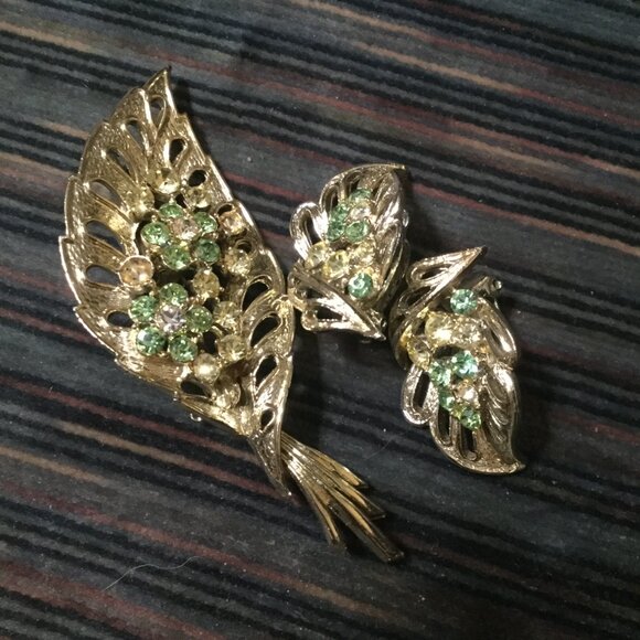 Lot of vintage brooches, clip on earrings and a couple necklaces different sizes - Picture 14 of 16